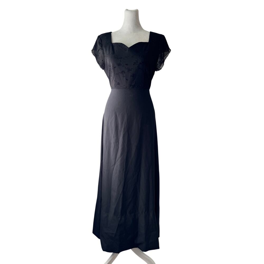 Formal Fashions Black Sweetheart Neckline Short Sleeve Maxi Dress